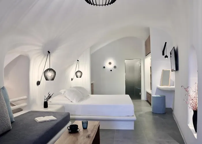 Alisaris Cave أويا